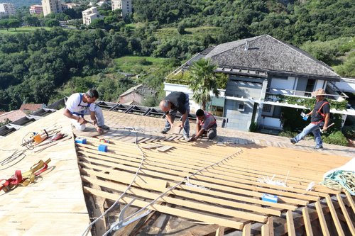 Tuiles de bois en Corse dans Corse Matin